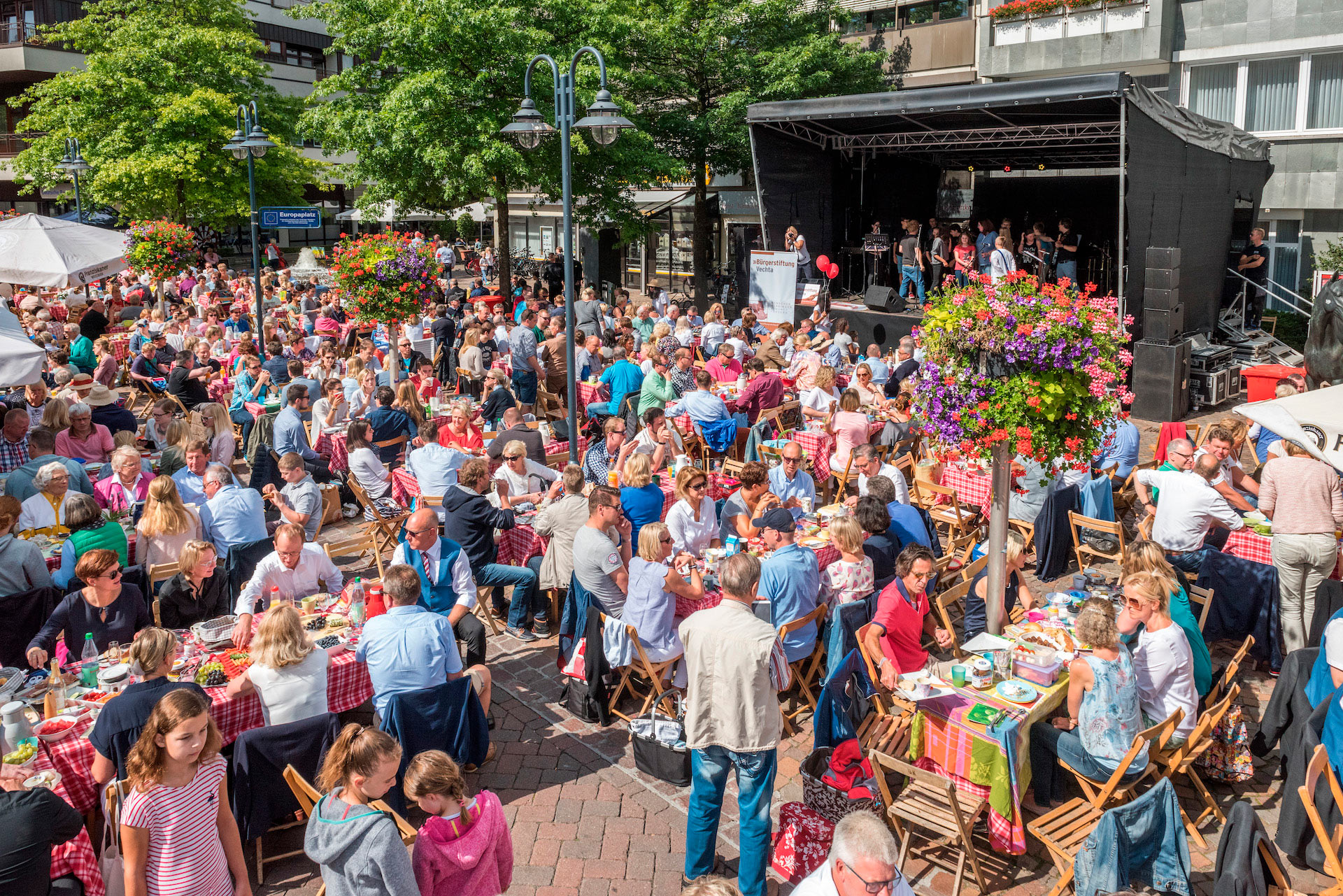 Ein wunderschöner Sonntag: 1.000 Vechtaer früchstückten gemeinsam auf dem Alten Markt. Foto: Timo Lutz Werbefotografie 